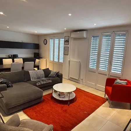 Apartment Spacious Bright Flat 300m From River Bank