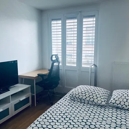 Spacious Bright Flat 300m From River Bank Apartment