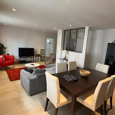 Spacious Bright Flat 300m From River Bank Apartment *