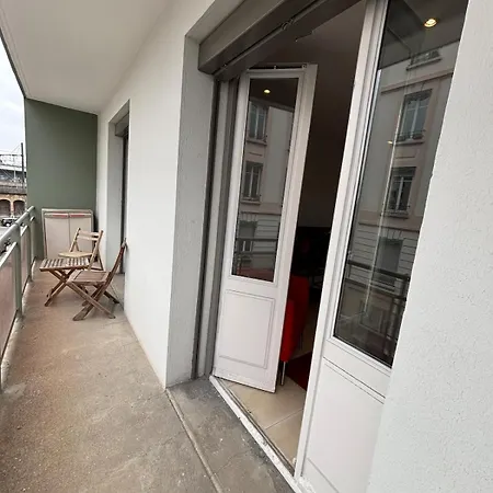 Spacious Bright Flat 300m From River Bank