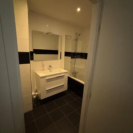 Spacious Bright Flat 300m From River Bank Apartment